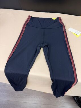 All in Motion Everyday Soft  Active Leggings ultra high rise with Side Stripes M